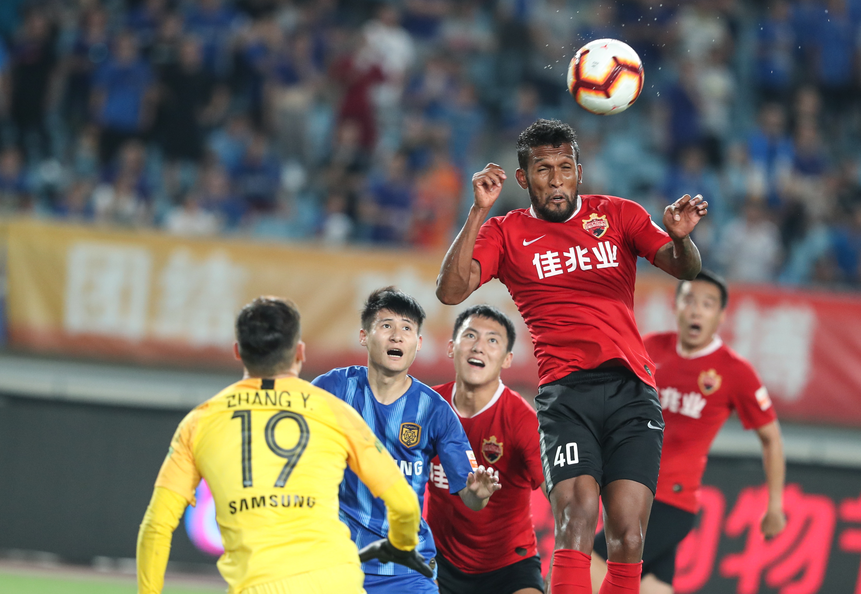 曾经的前场搭档！安东尼和拉什福德拥抱这一刻，你想到了什么？