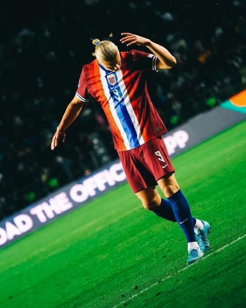 詹姆斯高空接力扣篮，点燃全场