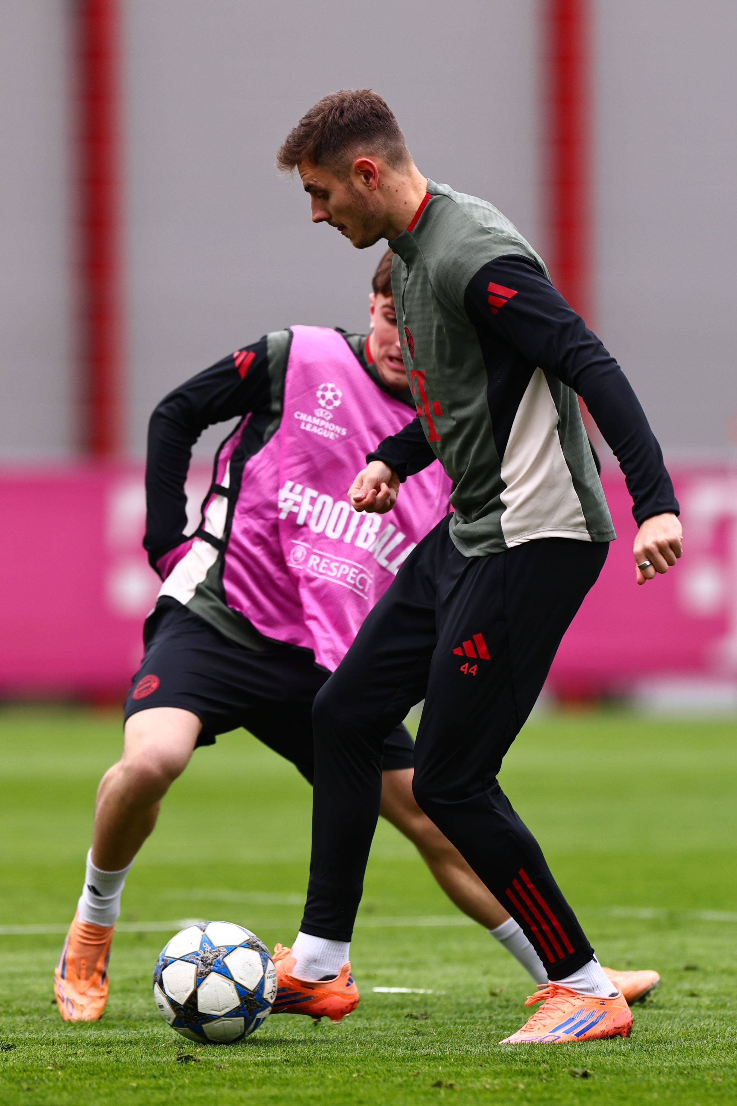 卡萨诺盛赞劳塔罗：他已经4年没去休假了，批评他的人真无知