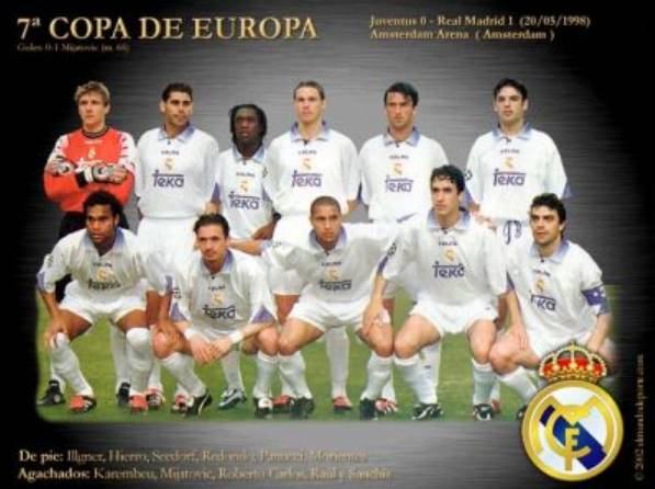 热刺全队已经抵达韩国，孙兴慜、梁民革举韩国国旗合照