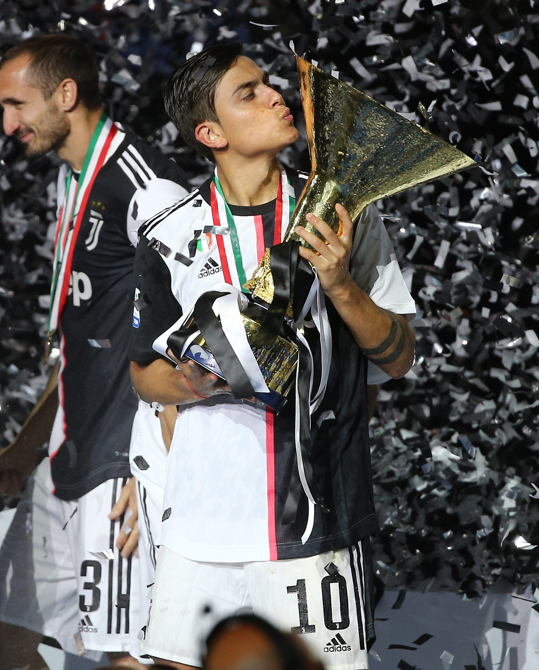 电讯报：曼联执意追求谢什科的做法显得有些奇怪