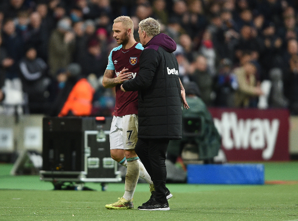 拉普拉塔大学生抗议阿足协新规，背身列队迎接联赛冠军罗萨里奥